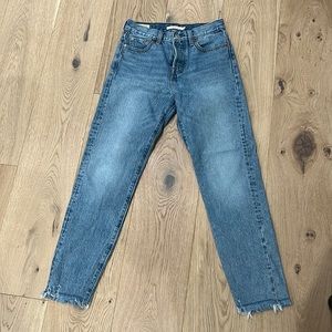 Like new Levi’s wedgie straight jeans distressed ankle hem